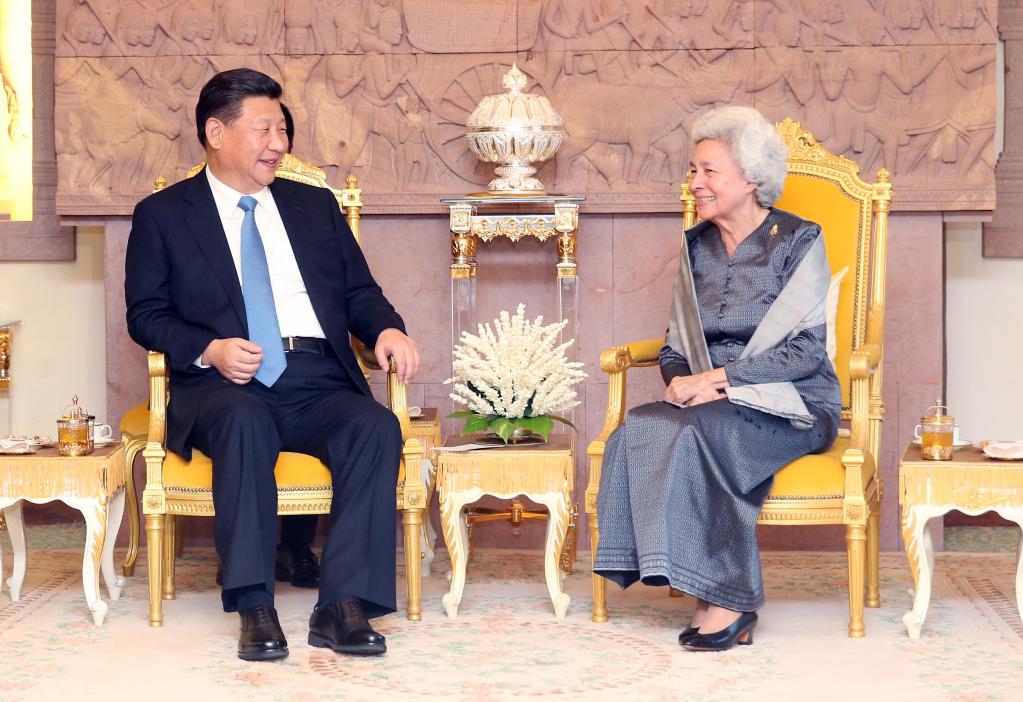 2016年10月13日，习近平主席在金边看望柬埔寨太后莫尼列。莫尼列太后特意请习近平主席在西哈努克太皇生前常坐的椅子上就座。