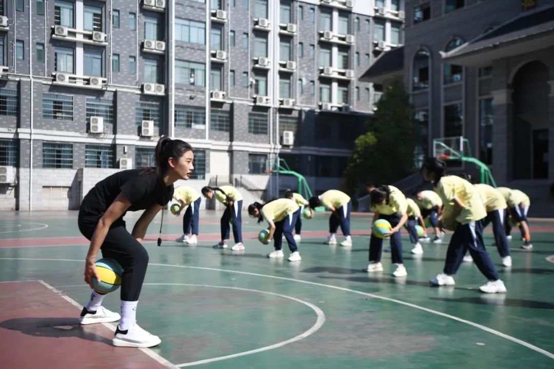2022年9月6日，长沙市明德华兴中学的体育老师和篮球队主教练于红俊（前）在给学生上体育课。新华社记者 薛宇舸 摄