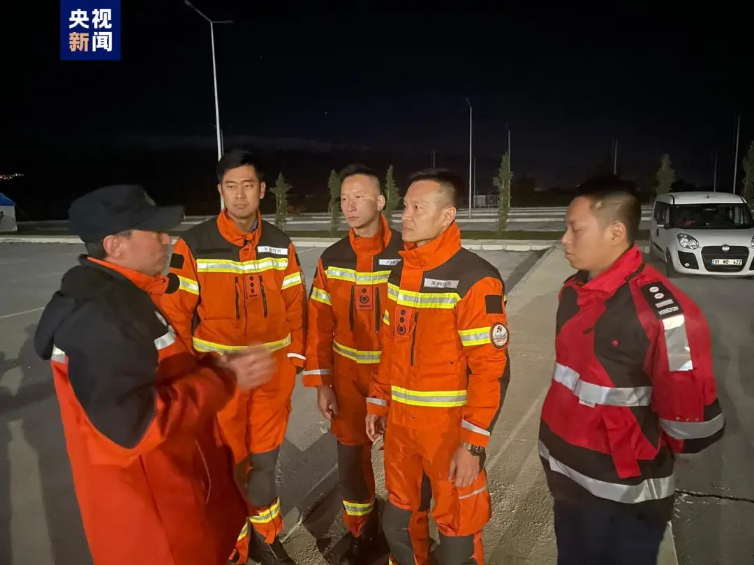 被埋100小时后，她被救出来了！休闲区蓝鸢梦想 - Www.slyday.coM
