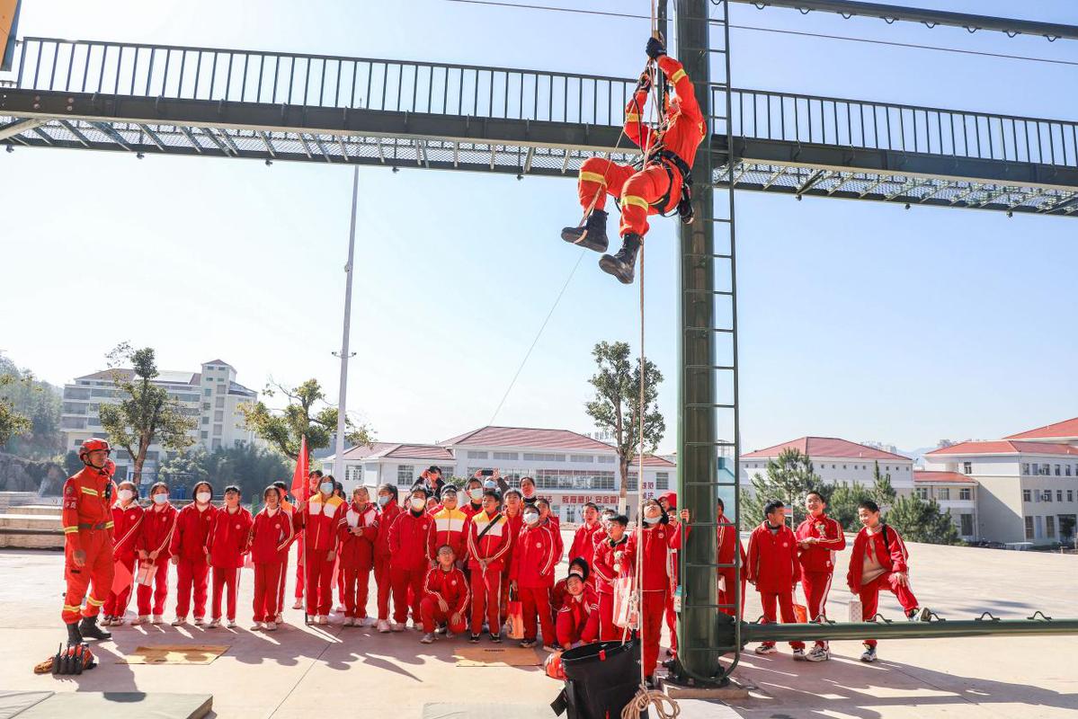 图为消防员给学生演示绳索上升下降。（司寒杰 摄）