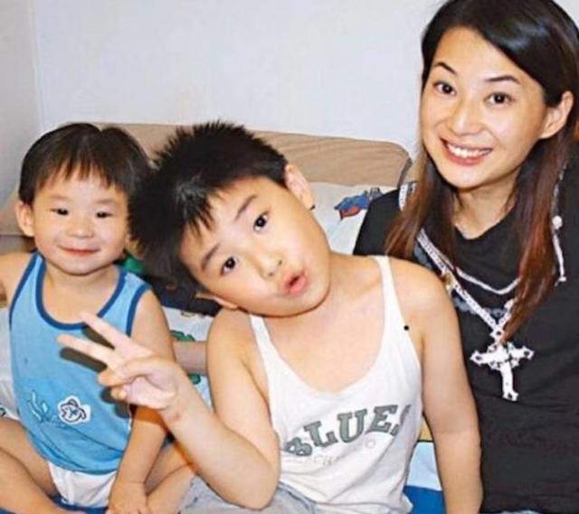 罕晒合照!前港姐感激儿子支持再婚组新家,携两子改嫁豪门成阔太__财经头条