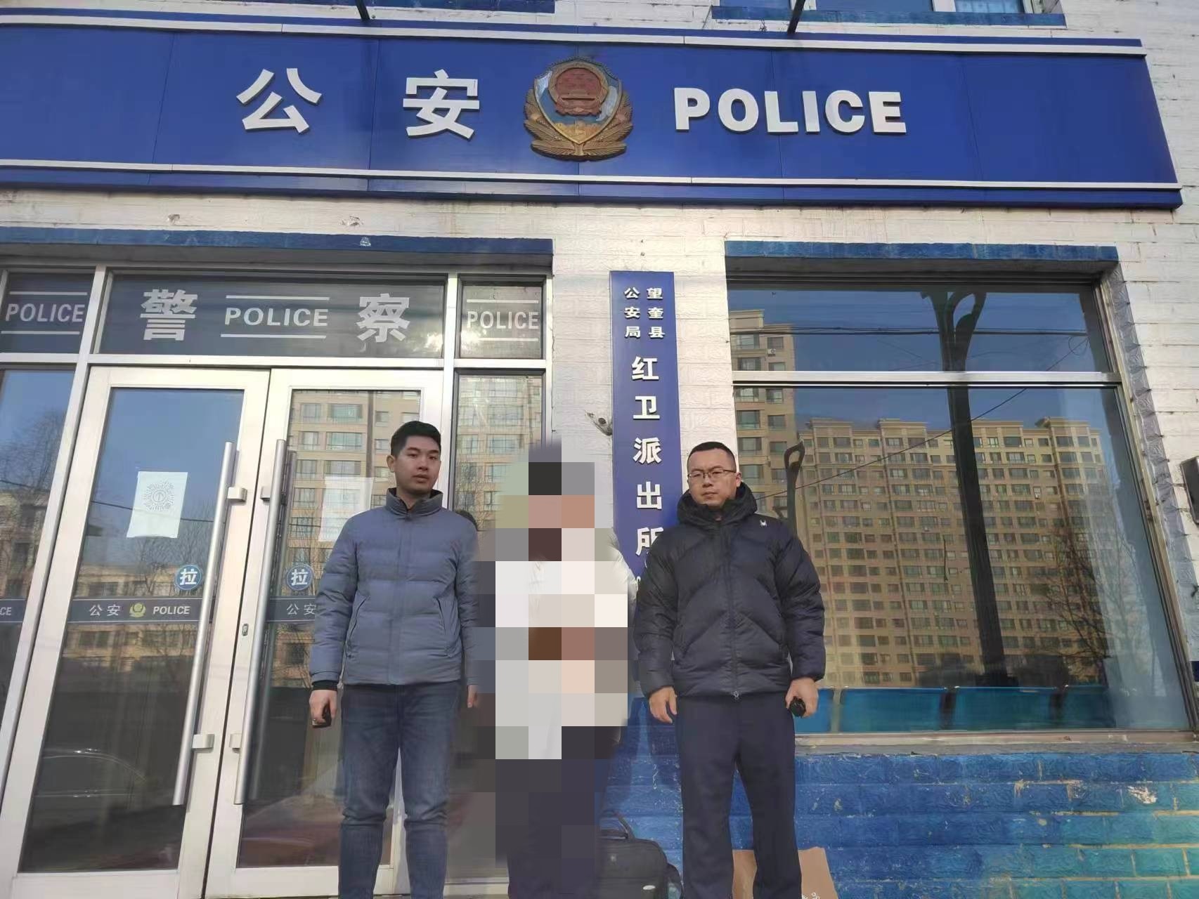 民警将犯罪嫌疑人张某抓获归案。  图源：黑龙江省林区公安局通北分局