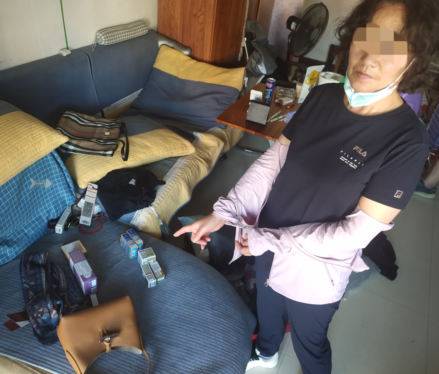 犯罪嫌疑人赵某莉指认盗窃物品