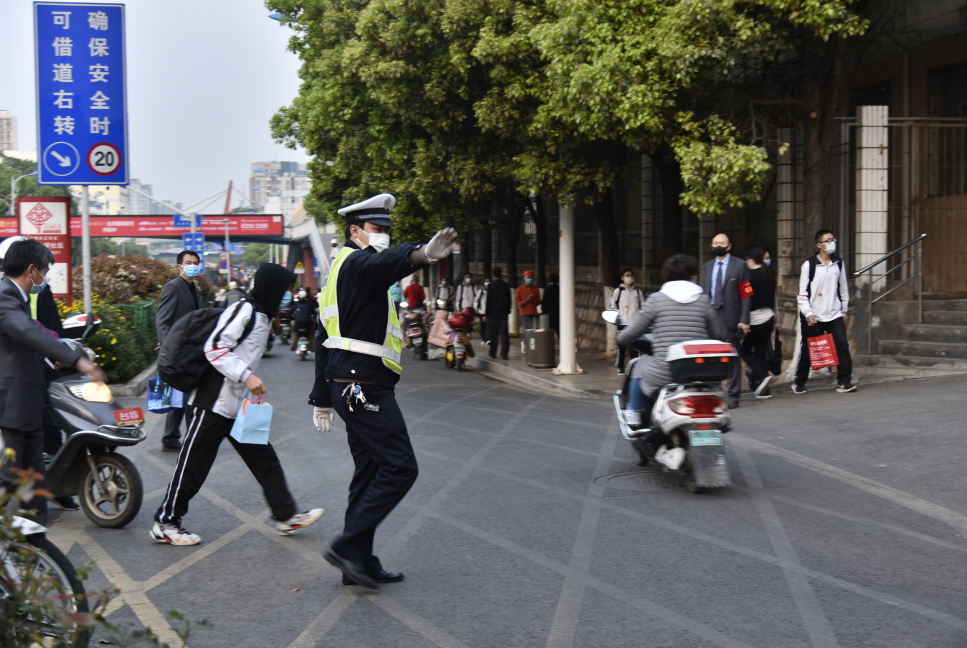 事关开学，昆明交警郑重提醒！休闲区蓝鸢梦想 - Www.slyday.coM