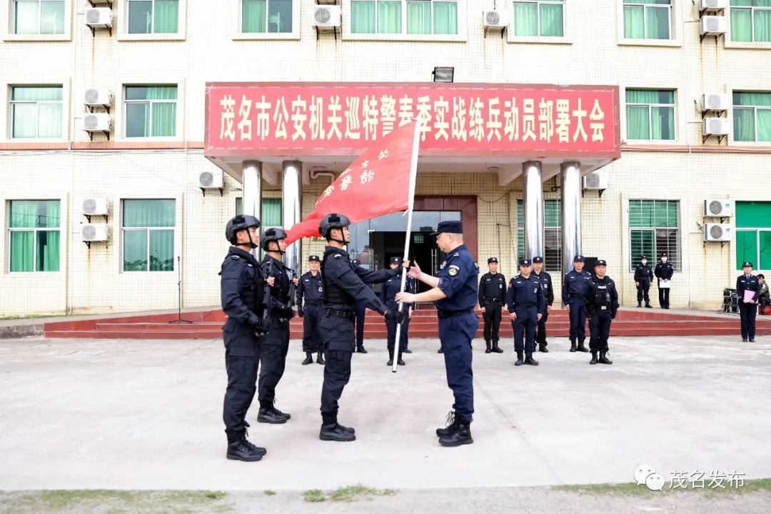 局长王冠中向巡特警队伍授旗,要求新的一年全体巡特警要弘扬亮剑精神