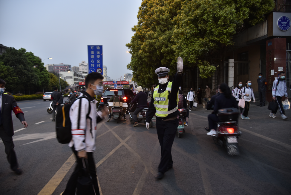 事关开学，昆明交警郑重提醒！休闲区蓝鸢梦想 - Www.slyday.coM
