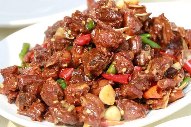 邹城特色炒笨鸡邹城川味面是邹城的名吃之一,方便,实惠,麻辣,美味