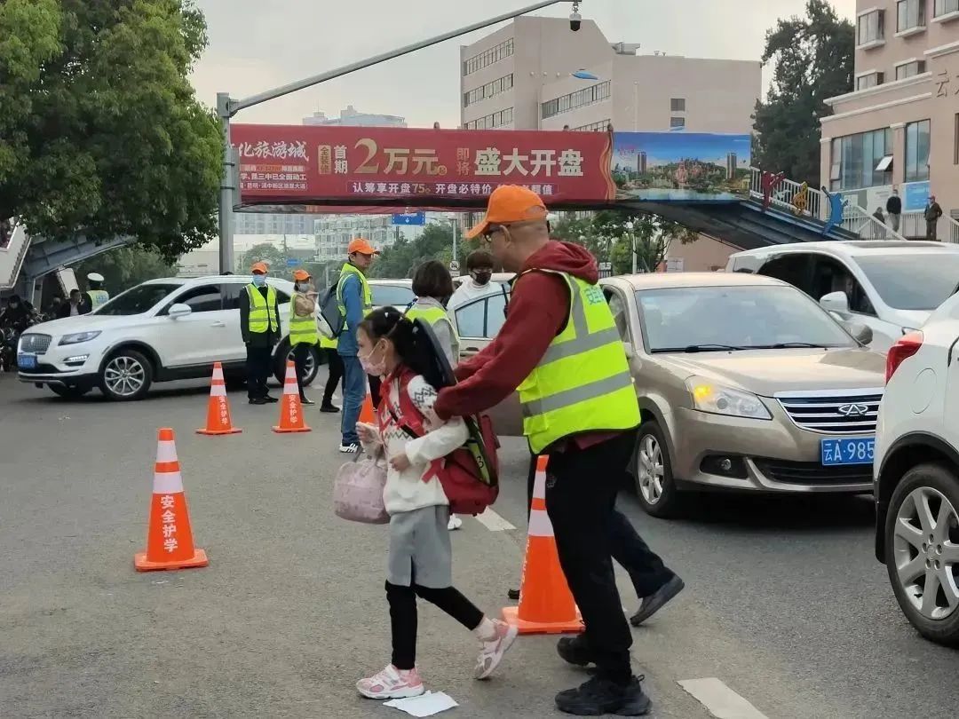 事关开学，昆明交警郑重提醒！休闲区蓝鸢梦想 - Www.slyday.coM