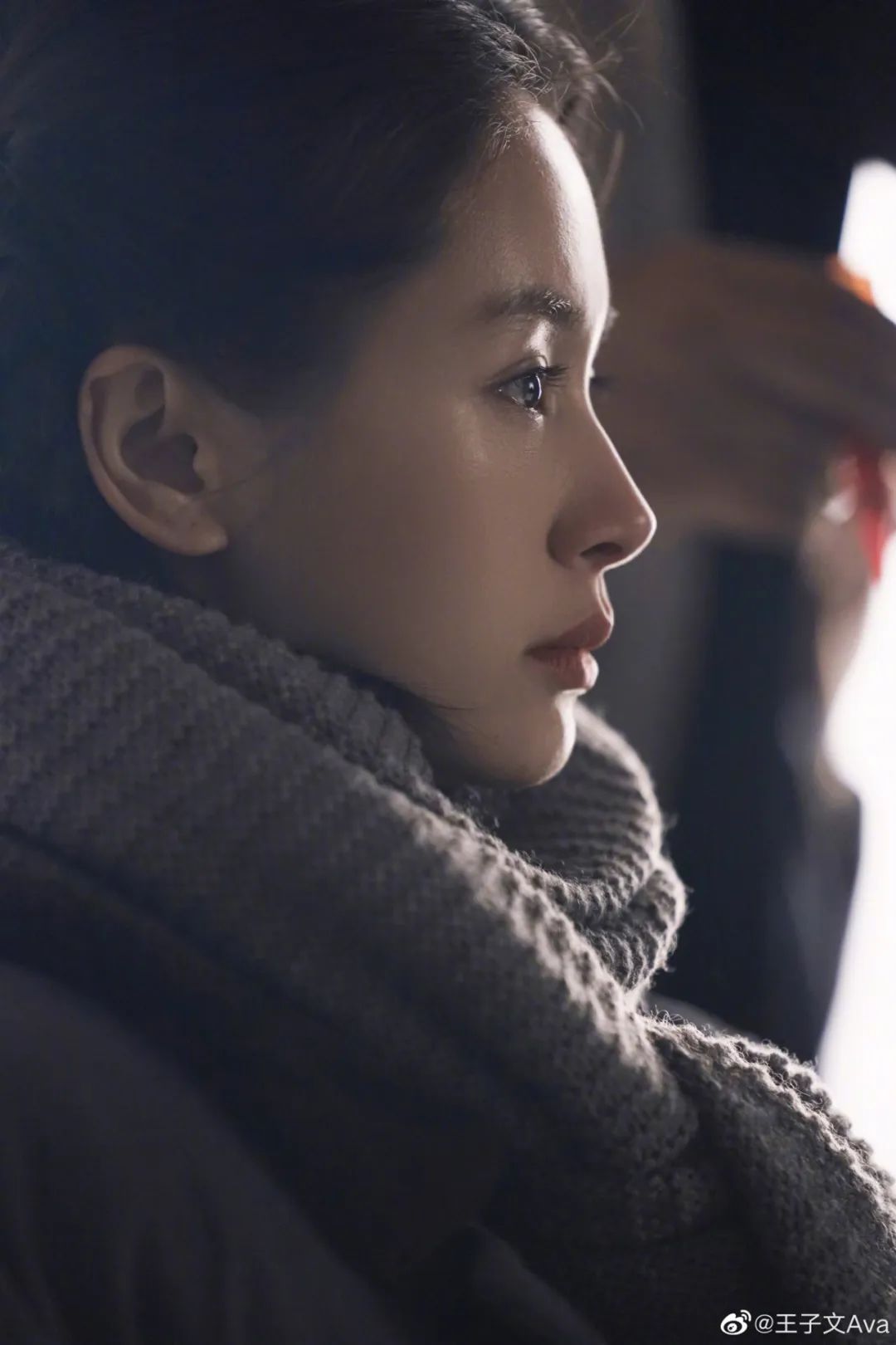 在《1942》里,王子文也曾经拍过寒冬戏,但黑河的冷和河南的冷完全不能