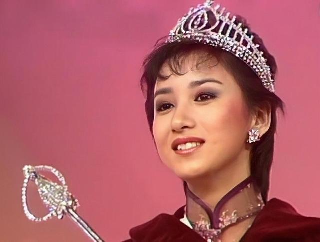 香港知名女星卖曲奇亏百万!身材发胖明显,前夫婚内出轨嫩模