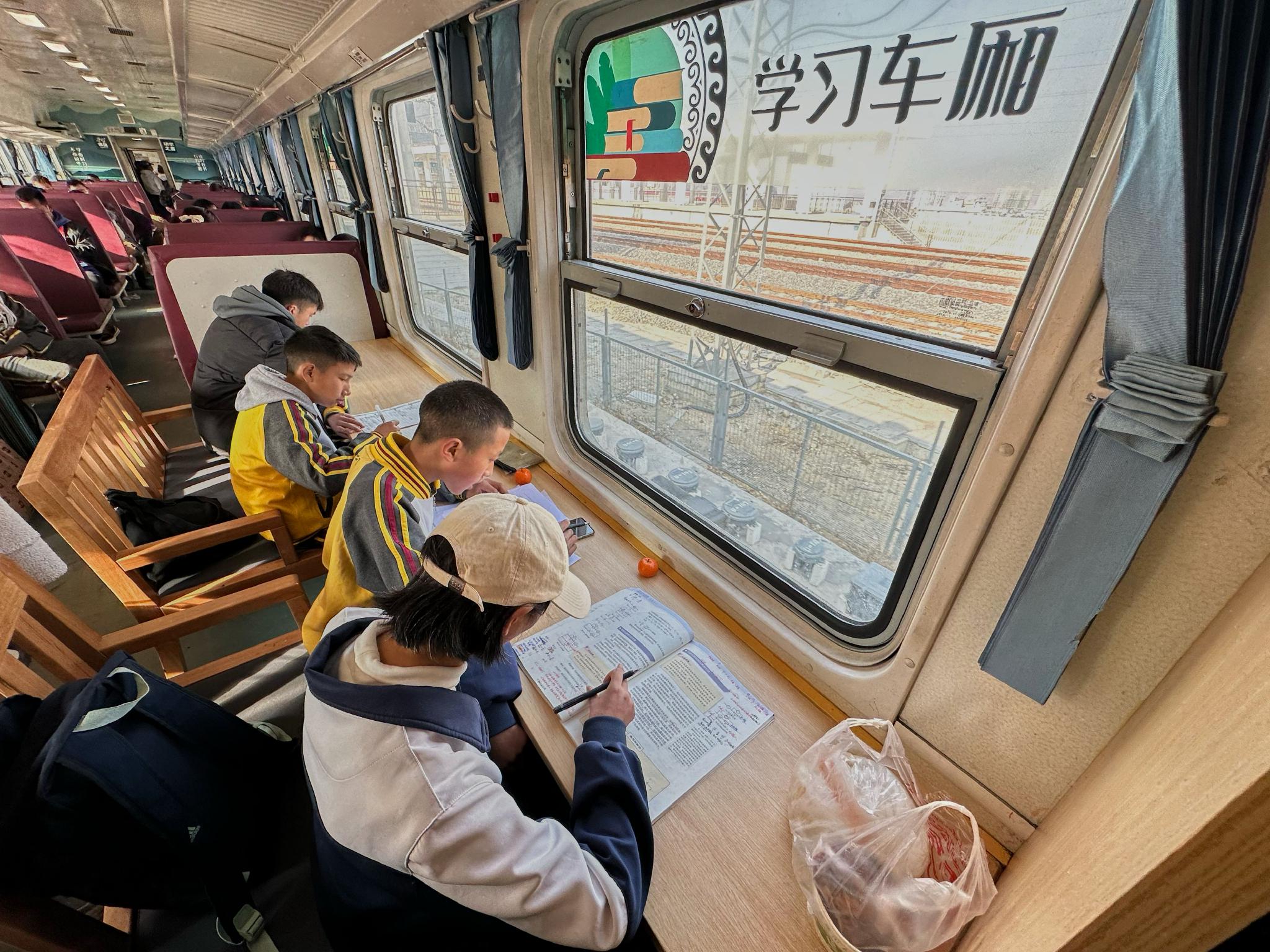 这趟慢火车,罗洪伍呷已乘坐了5年.