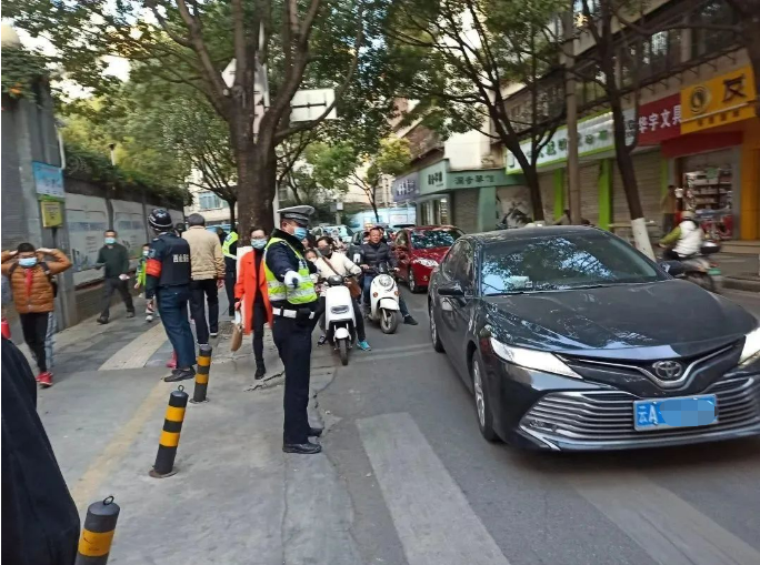 事关开学，昆明交警郑重提醒！休闲区蓝鸢梦想 - Www.slyday.coM
