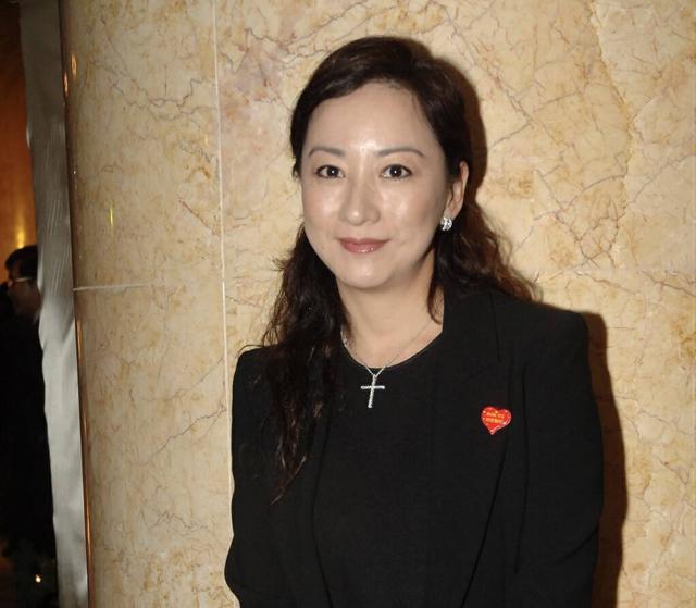 香港知名女星卖曲奇亏百万!身材发胖明显,前夫婚内出轨嫩模