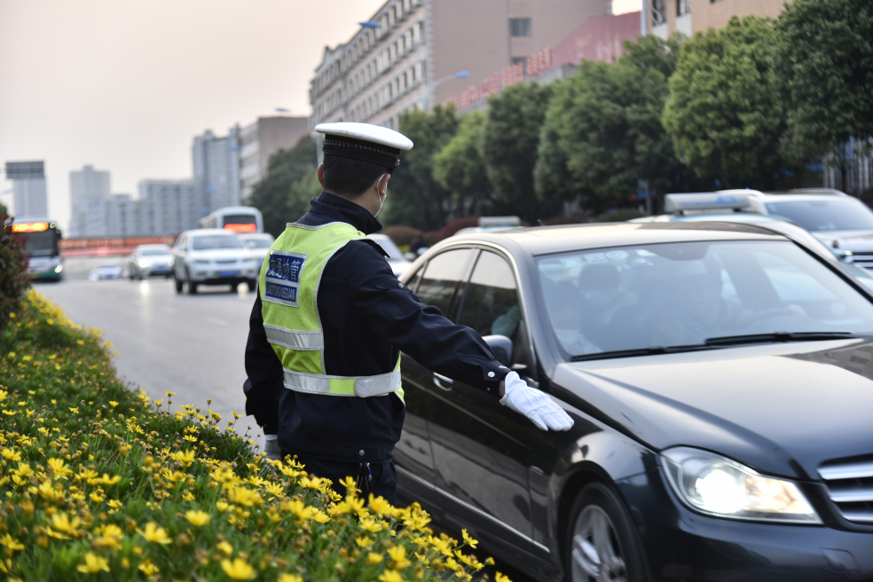 事关开学，昆明交警郑重提醒！休闲区蓝鸢梦想 - Www.slyday.coM