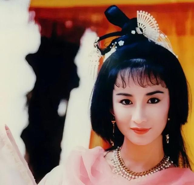 香港知名女星卖曲奇亏百万!身材发胖明显,前夫婚内出轨嫩模