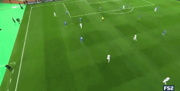 本泽马接队友传中抢点破门。