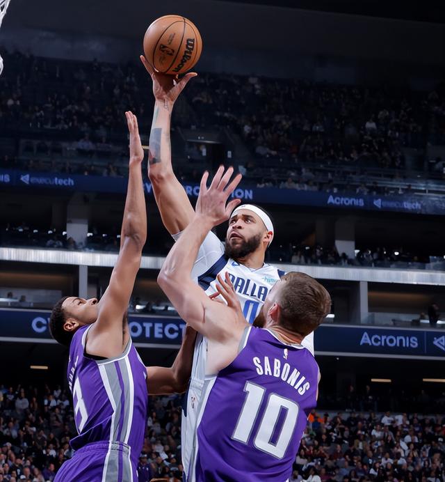 东契奇欧文首合体独行侠不敌国王！福克斯36分加时发威