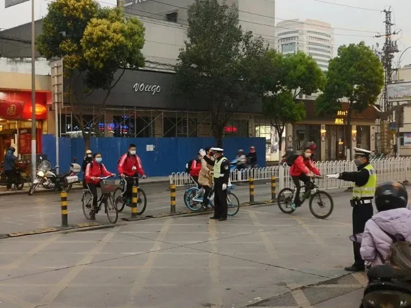 事关开学，昆明交警郑重提醒！休闲区蓝鸢梦想 - Www.slyday.coM