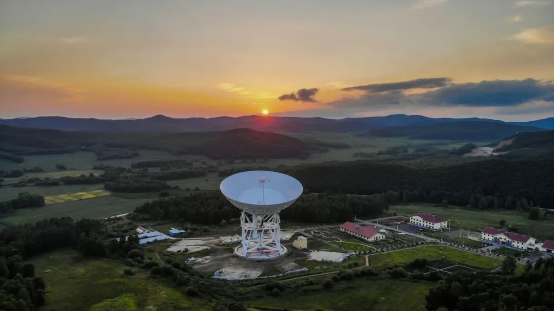 位于佳木斯的66米深空探测站,被认为是"红岸基地"的原型之一,该题测