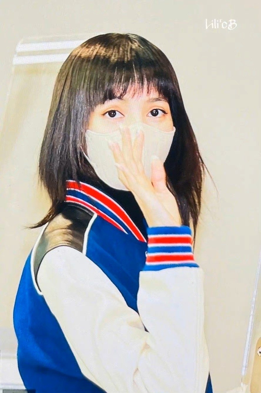 lisa|将前往巴黎时装周看秀,蓝色棒球服77刘海,好可爱|lisa|刘海