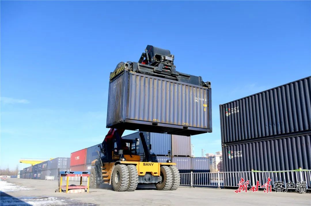 2月10日上午,正面吊运起重机在兰州货运中心武威营业部货场吊装集装箱