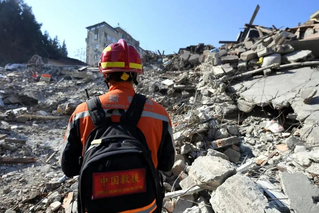 中国救援队队员在土耳其哈塔伊省安塔基亚市一处地震废墟开展救援工作