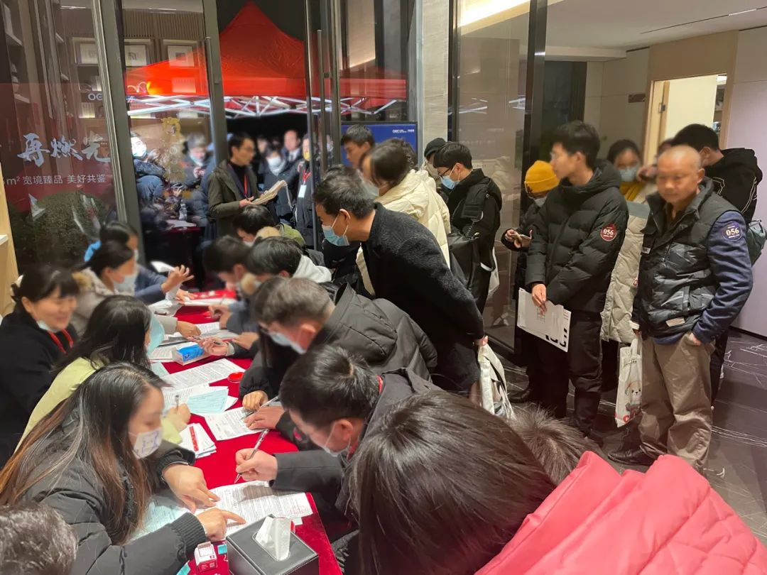 “日光盘”再现、购房者涌进售楼部 武汉楼市回暖可期？__财经头条