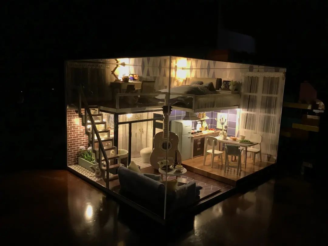 顾帆男友拼的小房子模型，里面有2张合影。