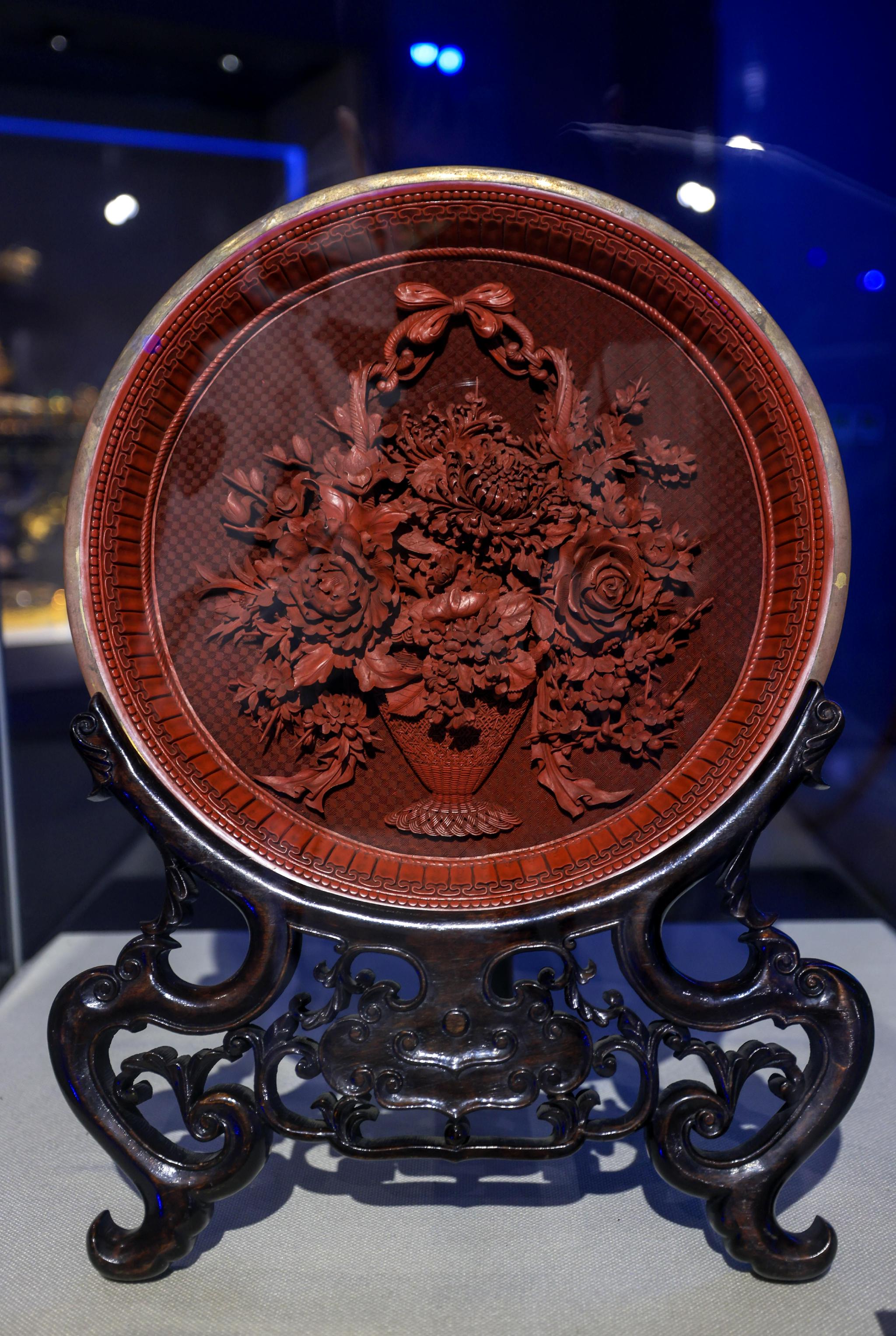 雕漆《镂空花篮盘》