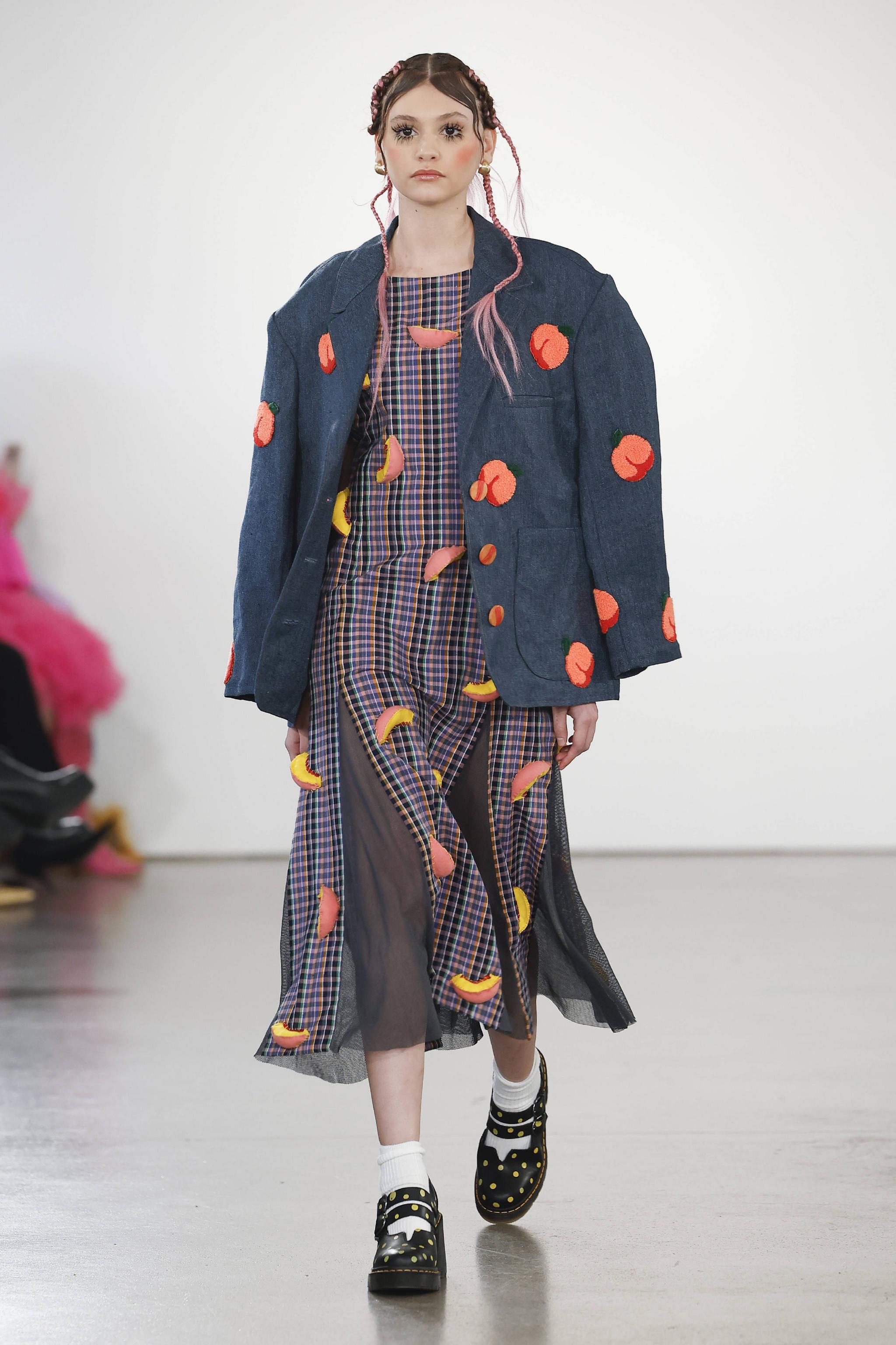 2月12日,模特在美国纽约时装周上展示melke品牌的2023/2024秋冬时装