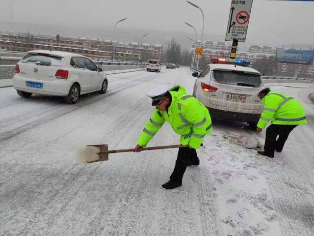 西宁交警雪天执勤保畅通 展现亮丽“雪警”