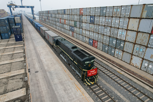 x8059次班列从大连铁路集装箱中心站驶出.