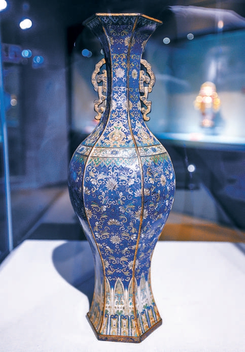 景泰蓝《六棱双耳长颈瓶》