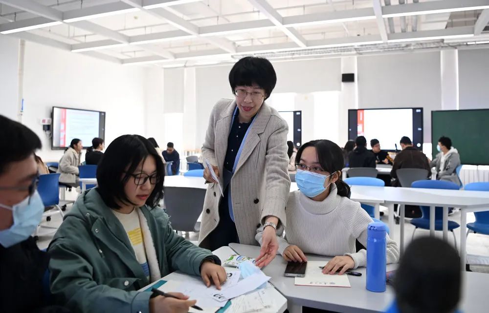 老师和学生在南开大学的研讨型智慧教室内交流(2021年3月22日摄).