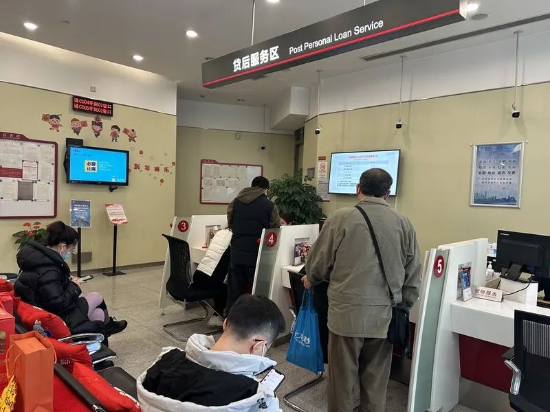 招商银行贷后服务中心内,前来排队申请提前还贷业务的客户.