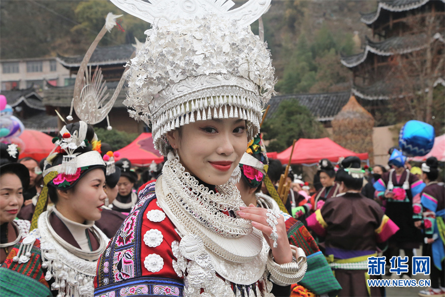身穿苗族盛装的女孩.(2月10日摄).新华网 蔡连素 摄