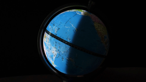 一天中的晨与昏明暗处的交界线就是晨昏圈,课本里费劲巴拉解释的知识