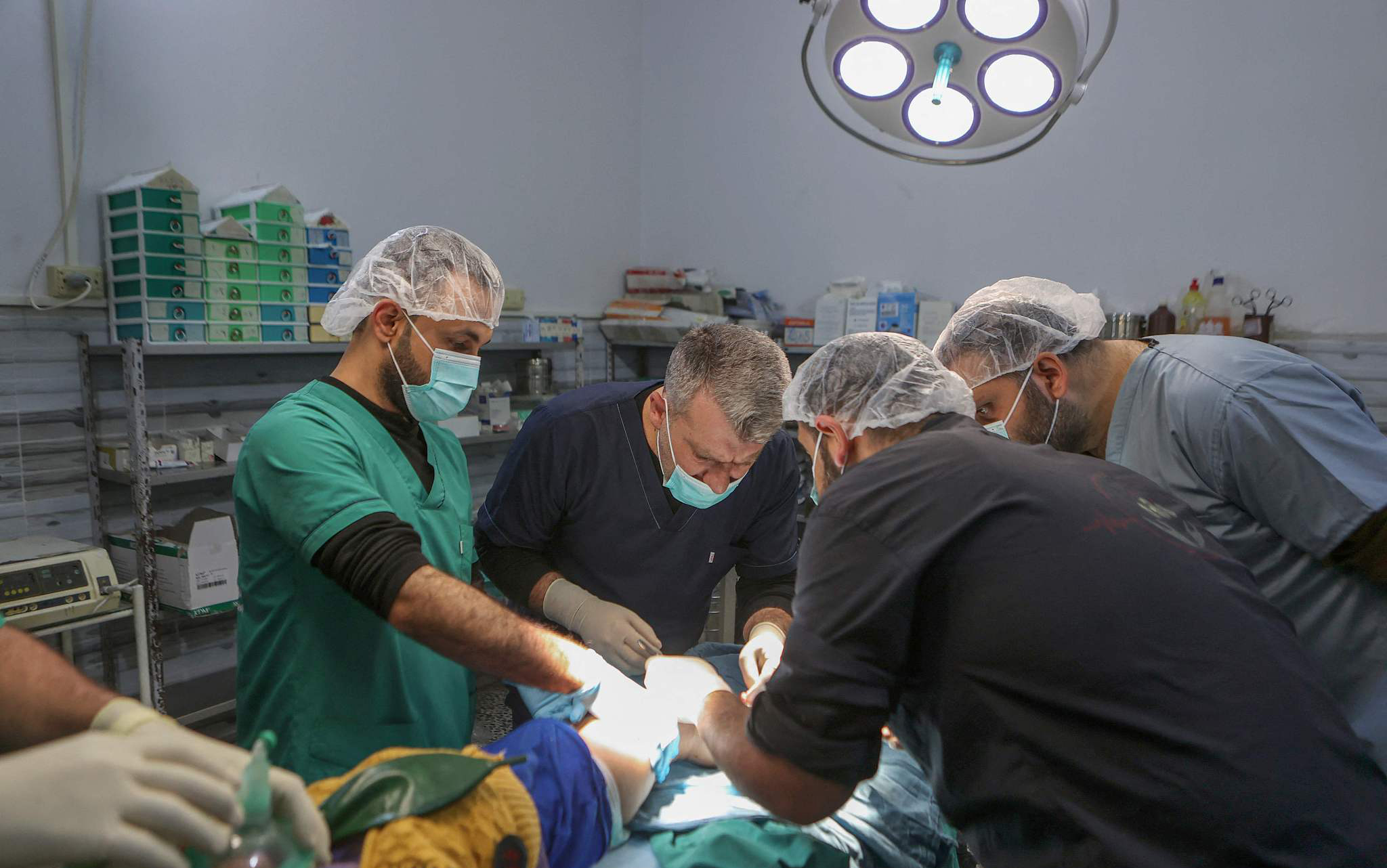 当地时间2023年2月10日,叙利亚伊德利卜,医生们正在为一名地震受伤者