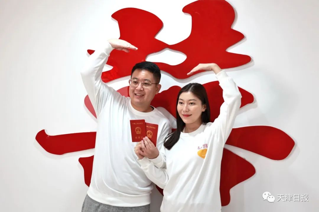 现场直击天津结婚登记现场太甜了