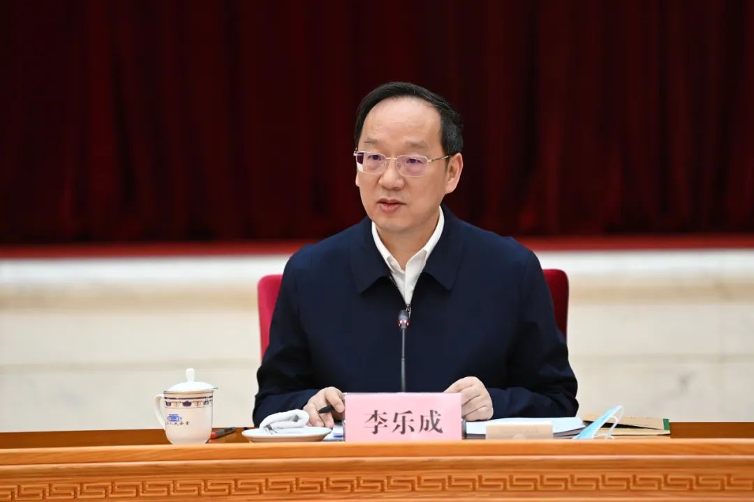 省委副书记,省长李乐成主持座谈会.