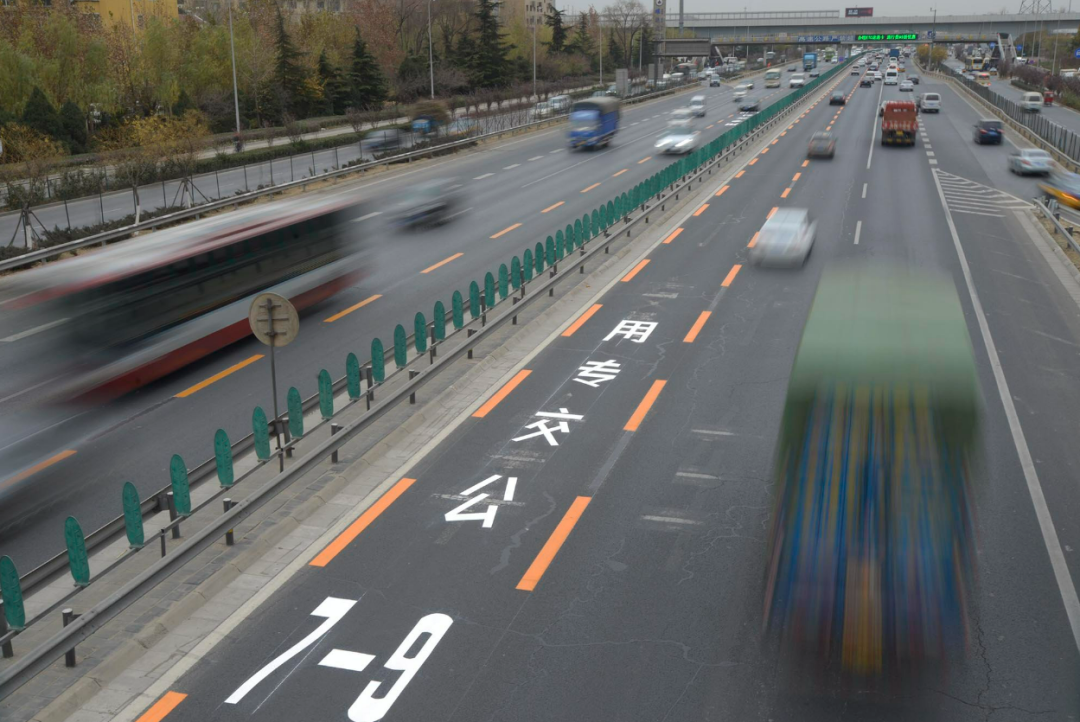 新能源车可走公交道,这个建议值得认真研究 | 新京报快评