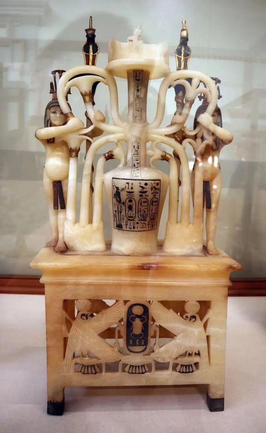 图坦卡蒙陵墓出土的雪花石膏香水瓶