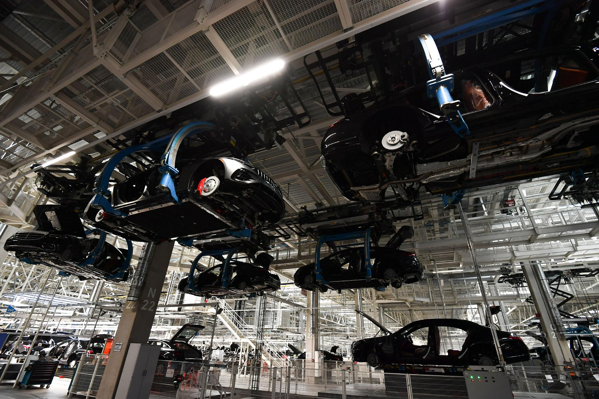 德国辛德尔芬根的梅赛德斯-奔驰汽车工厂-新浪汽车