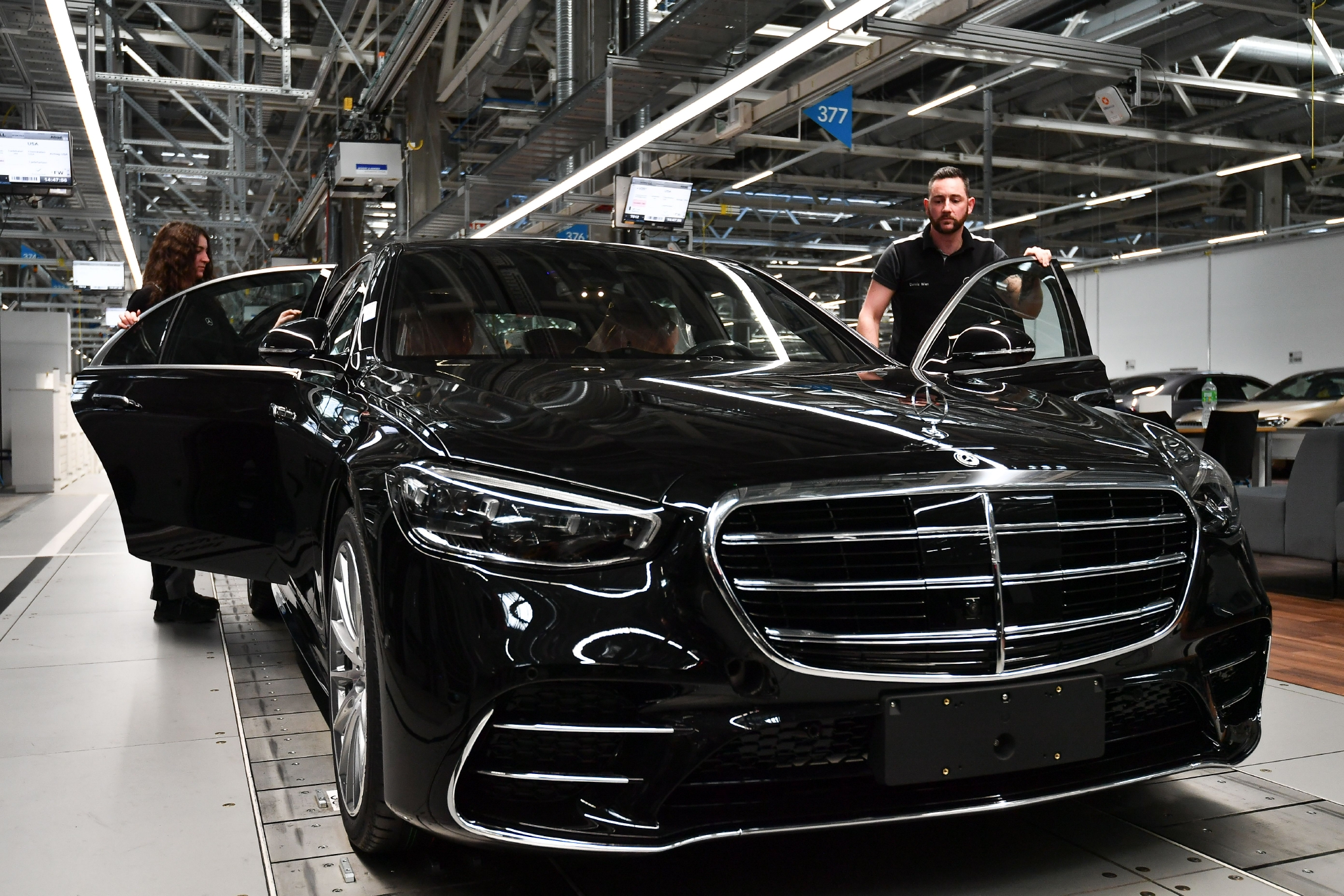 新华社/欧新2月13日,工人在德国辛德尔芬根的梅赛德斯-奔驰汽车工厂