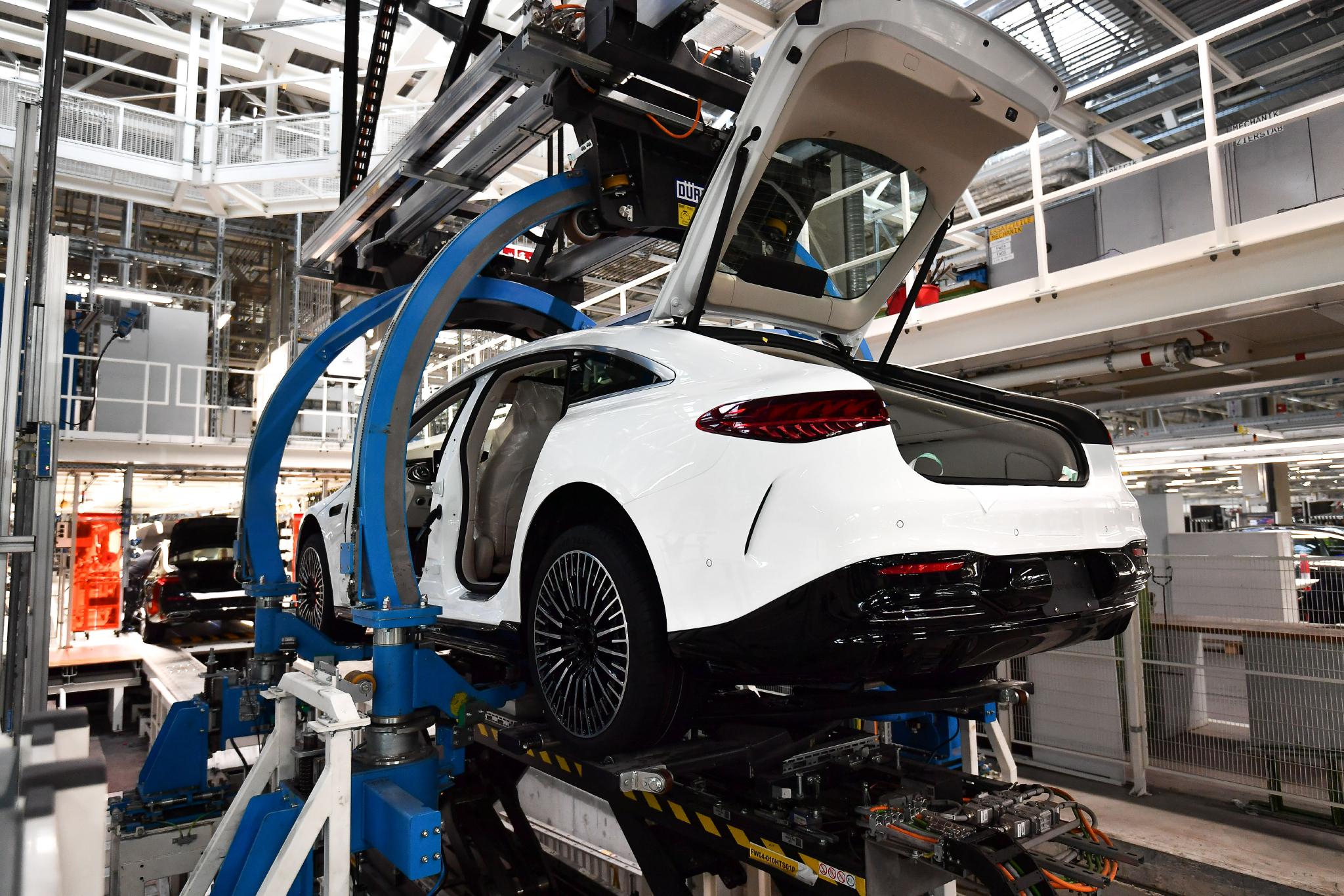 2月13日,工人在德国辛德尔芬根的梅赛德斯-奔驰汽车工厂生产线上工作.