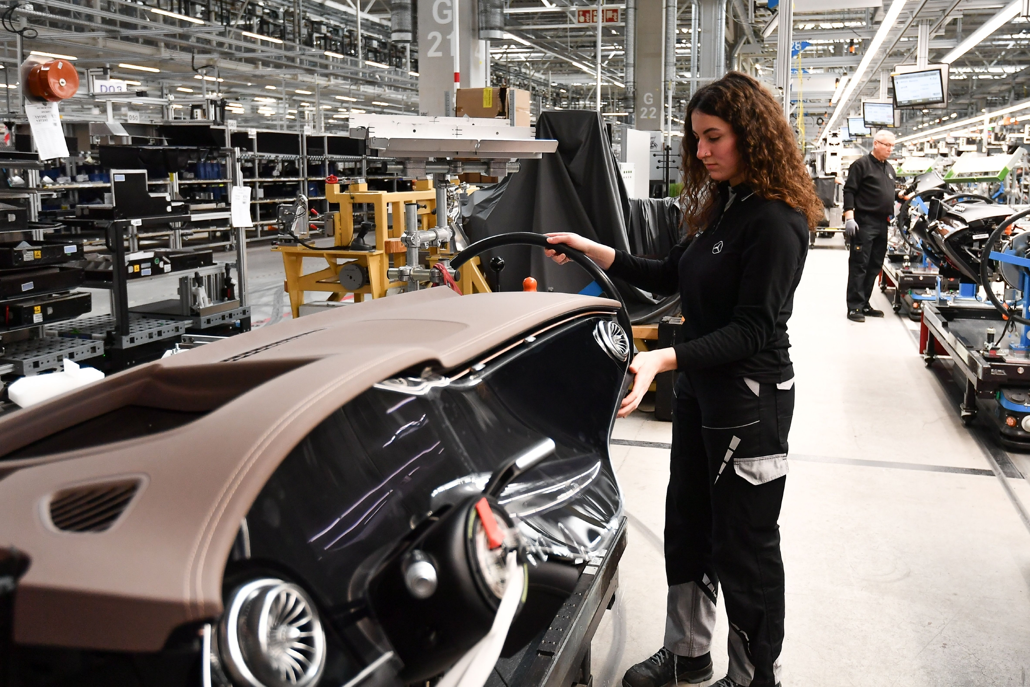 2月13日,工人在德国辛德尔芬根的梅赛德斯-奔驰汽车工厂生产线上工作.