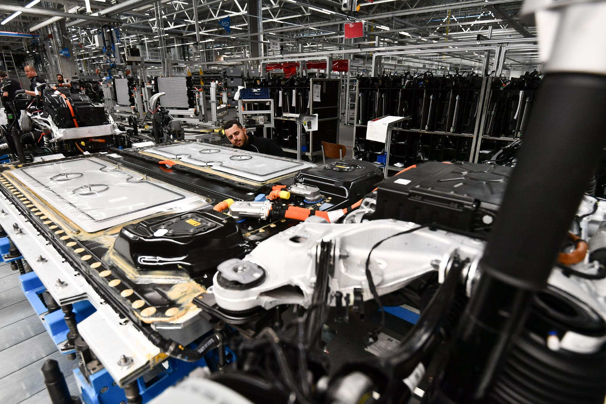 2月13日,工人在德国辛德尔芬根的梅赛德斯-奔驰汽车工厂生产线上工作.