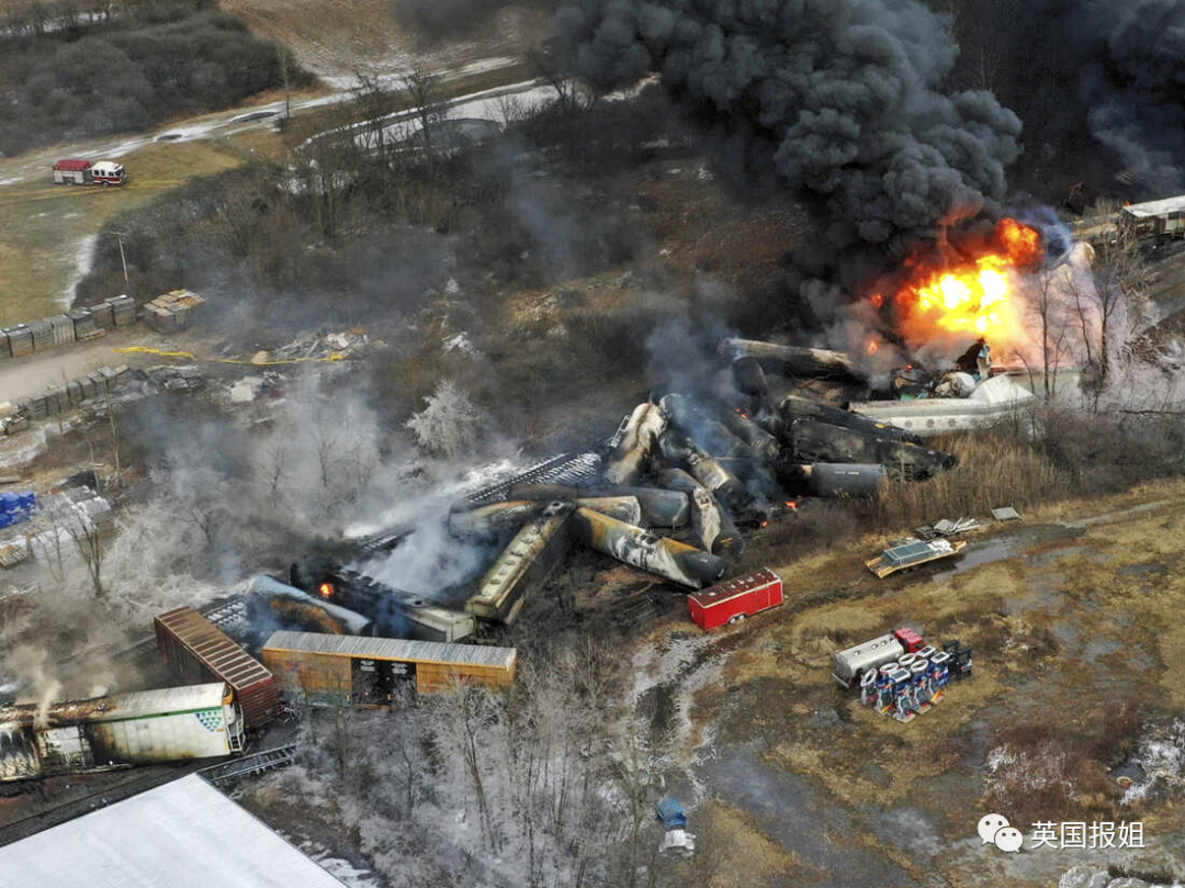美国“致命火车”脱轨爆炸！剧毒蘑菇云笼罩，大量动物死亡，官方却叫回民众：这里很安全