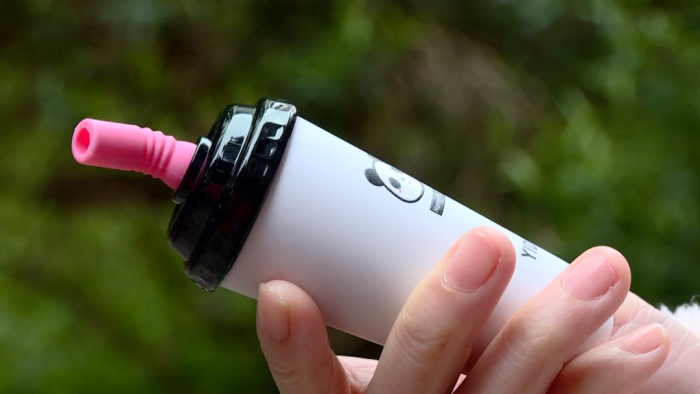 国家烟草专卖局近期开展"奶茶杯""可乐罐"等调味电子烟整治工作,查破