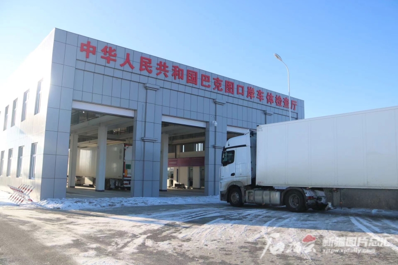 资料图:装满货物的车辆缓缓驶入巴克图口岸车体检查厅.李春来 摄